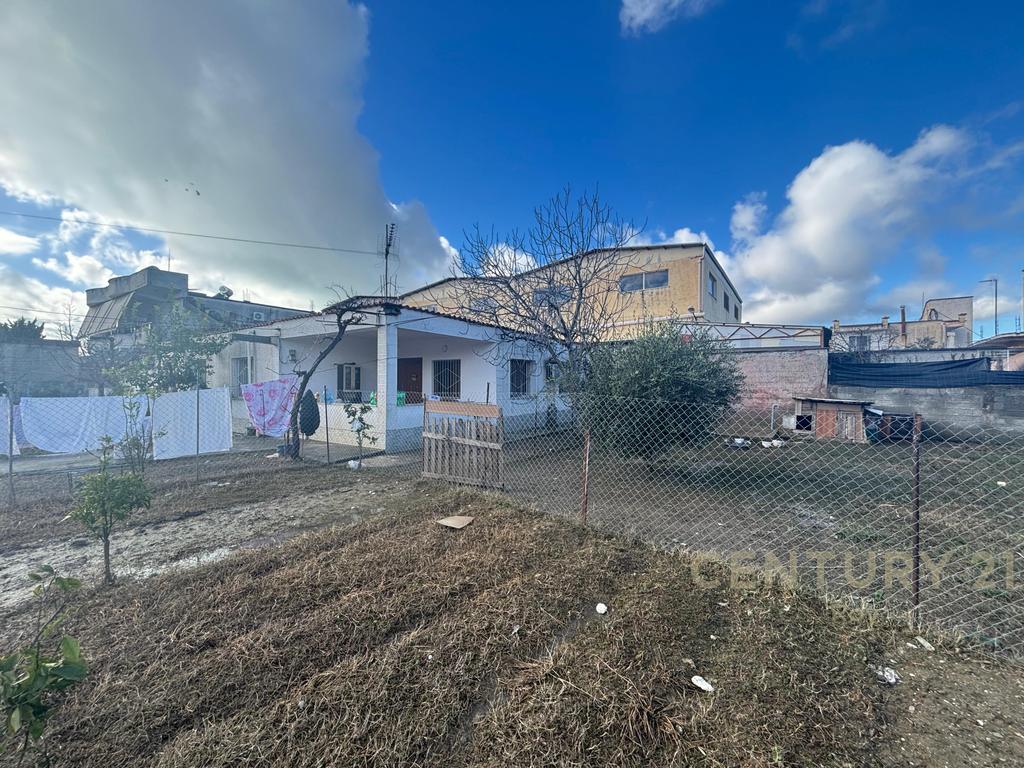 TRUALL + DY NDËRTESA NË SHKOZET, PRANË RRUGËS KRYESORE! 3