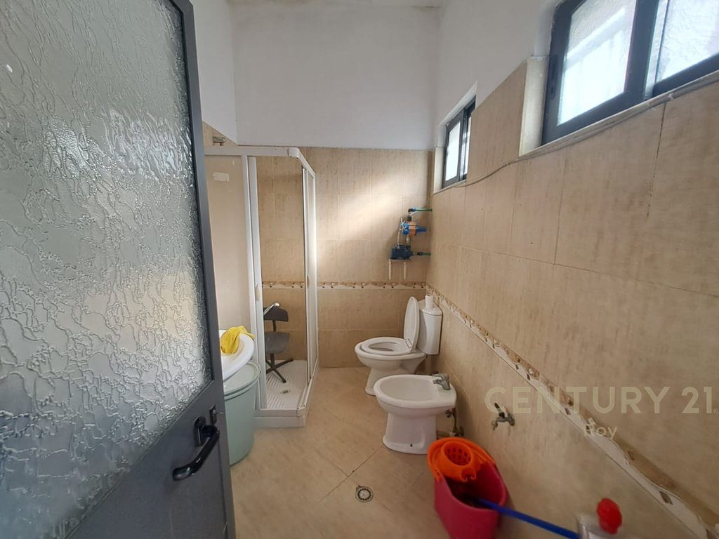 GODINE (SHTEPI +MAGAZINE) PER SHITJE NE DURRES - 450.000€ | 450 m²