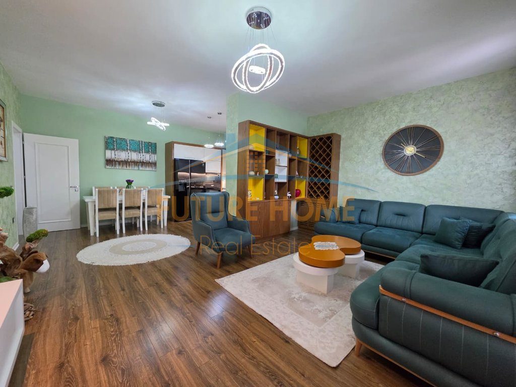 Qera, Apartament 2+1, Fresku, Tiranë. 2