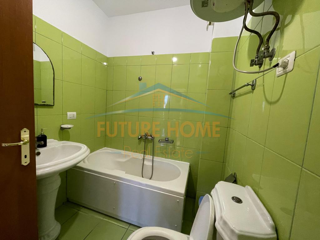 Shitet, Apartament 3+1+2, Kristal Center, Tiranë.