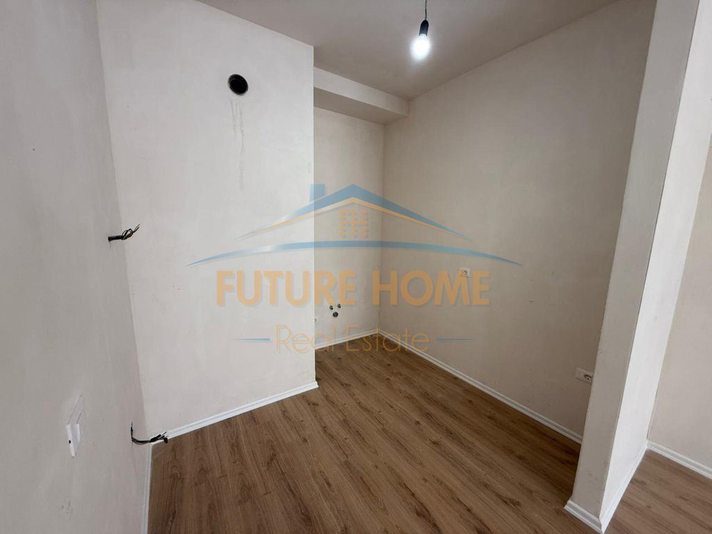 Shitet, Apartament 3+1+2+Depo, Komuna e Parisit,Tiranë