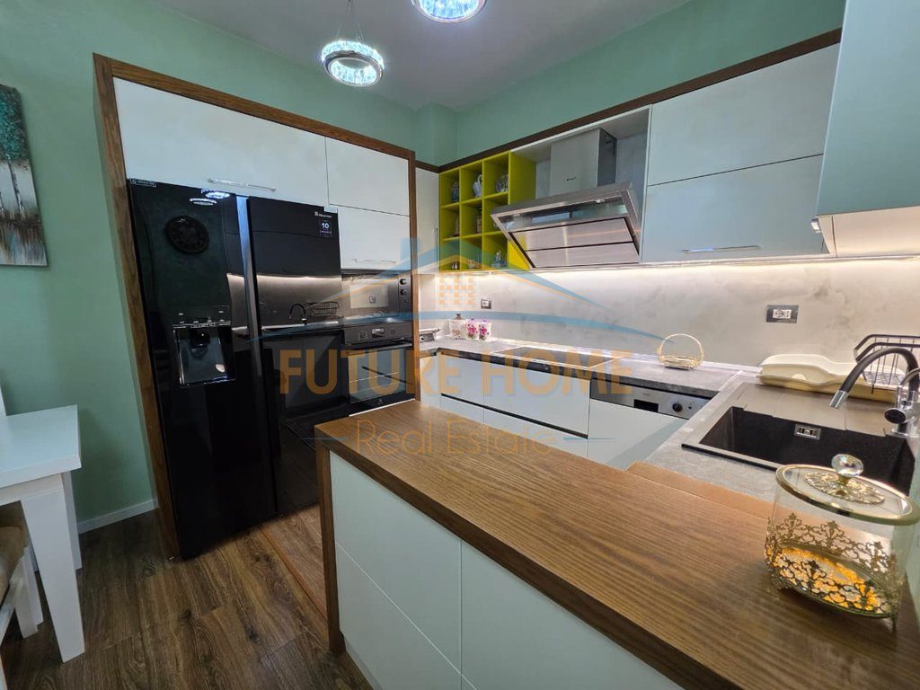 Qera, Apartament 2+1, Fresku, Tiranë. 3