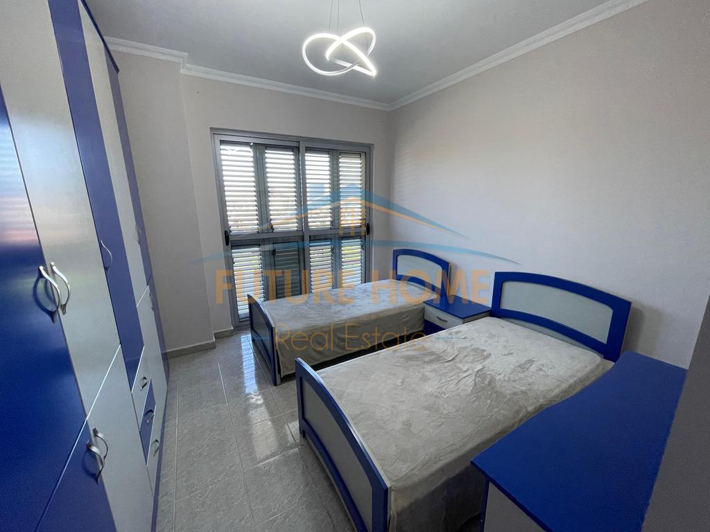 Shitet, Apartament 3+1+2, Kristal Center, Tiranë.