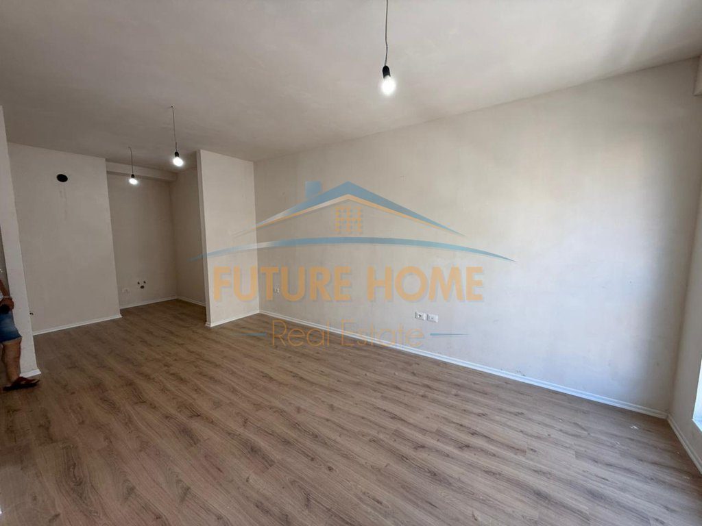 Shitet, Apartament 3+1+2+Depo, Komuna e Parisit,Tiranë 3