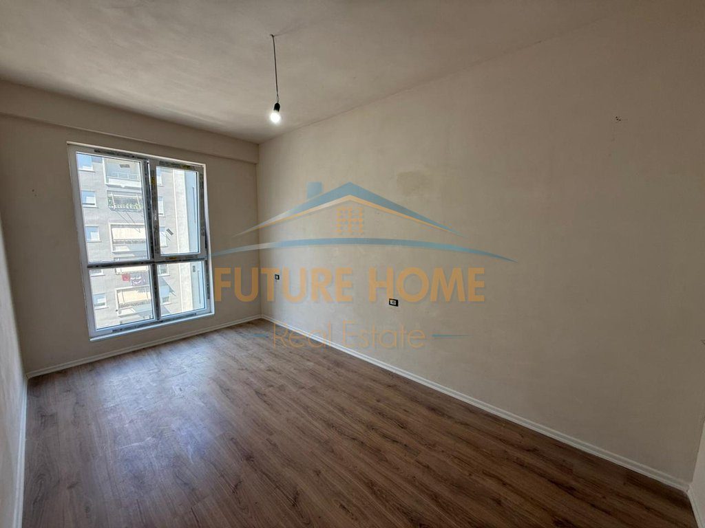 Shitet, Apartament 3+1+2+Depo, Komuna e Parisit,Tiranë