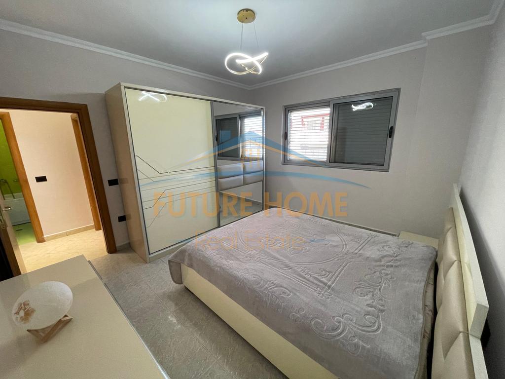 Shitet, Apartament 3+1+2, Kristal Center, Tiranë.