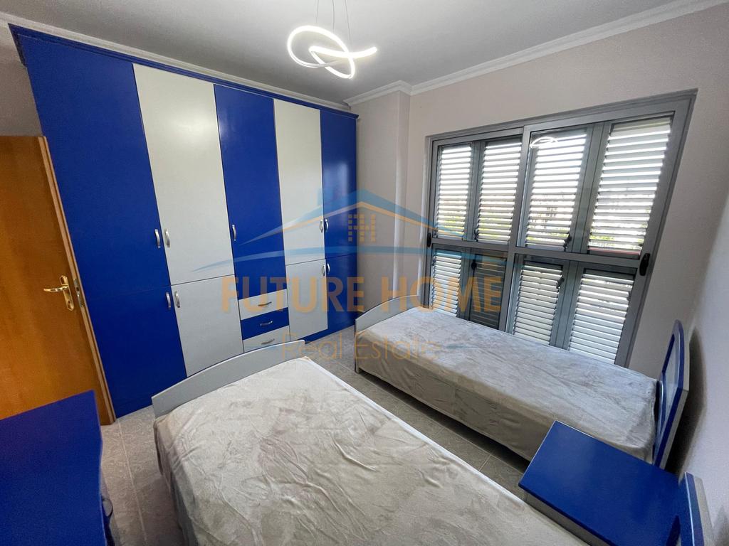 Shitet, Apartament 3+1+2, Kristal Center, Tiranë.