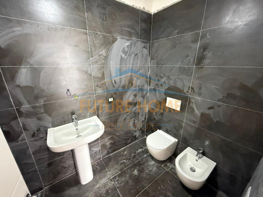 Shitet, Apartament 3+1+2+Depo, Komuna e Parisit,Tiranë 4