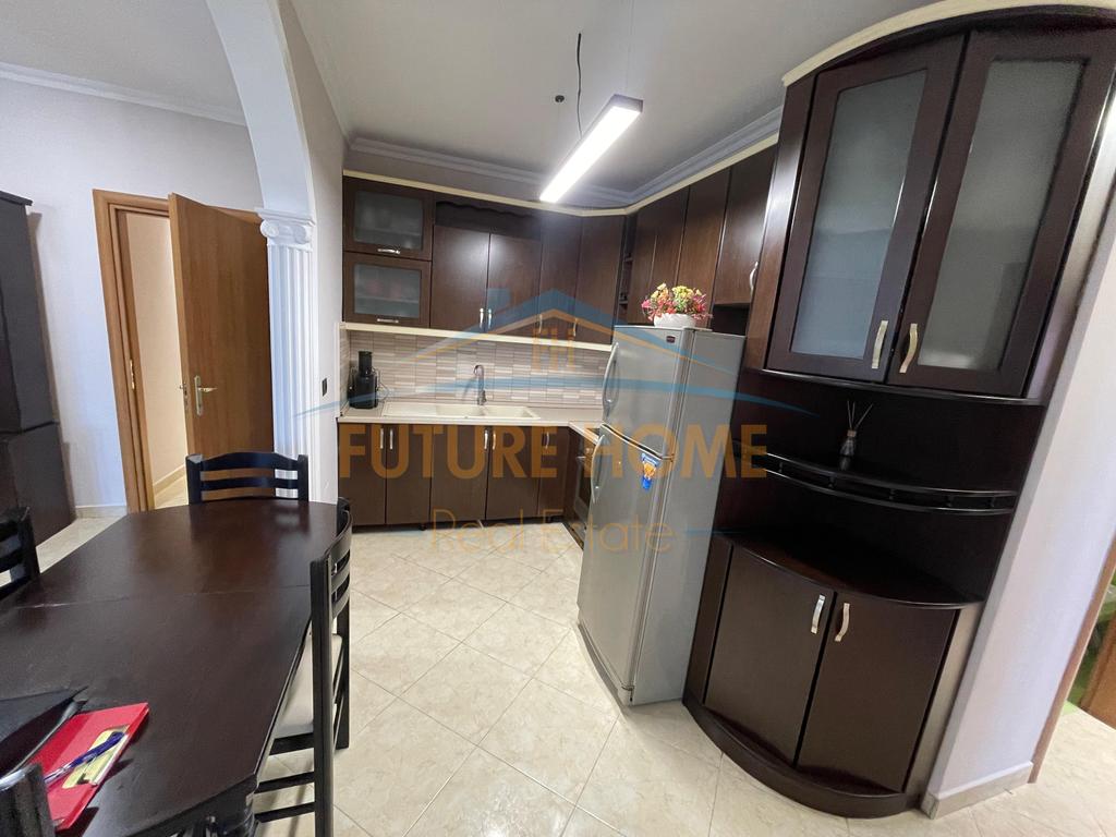 Shitet, Apartament 3+1+2, Kristal Center, Tiranë.