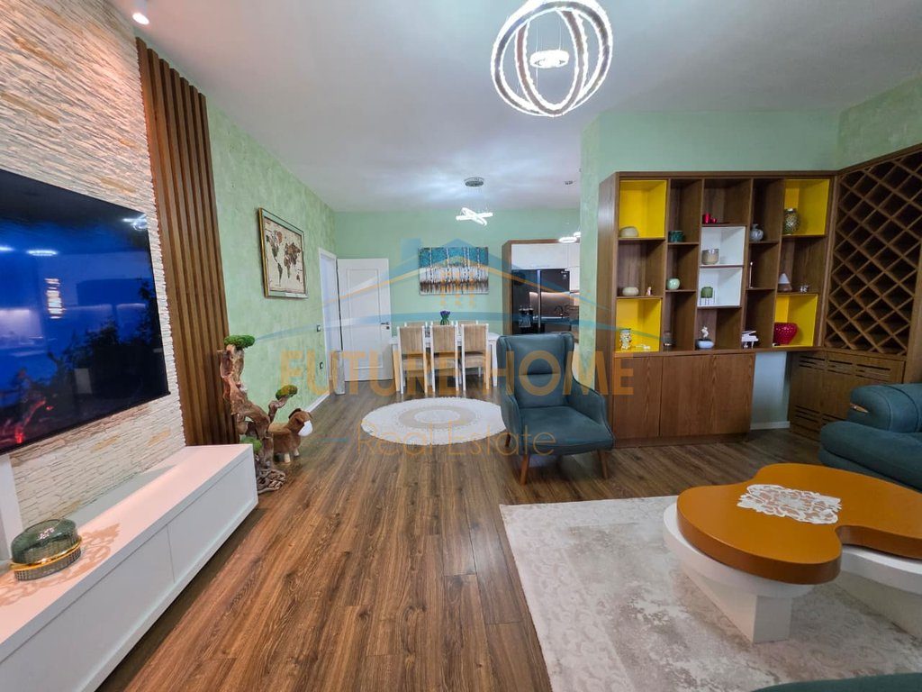Qera, Apartament 2+1, Fresku, Tiranë. 4