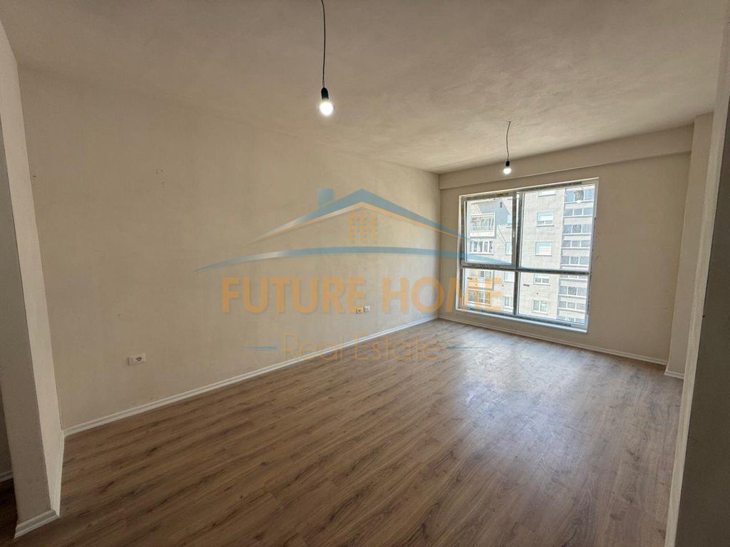Shitet, Apartament 3+1+2+Depo, Komuna e Parisit,Tiranë 2