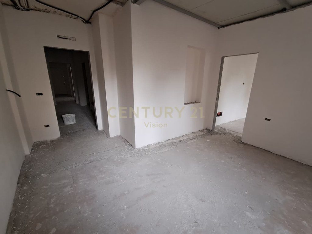 Apartment 3+1+3 bathrooms For Sale near Pedonale, Shkodër