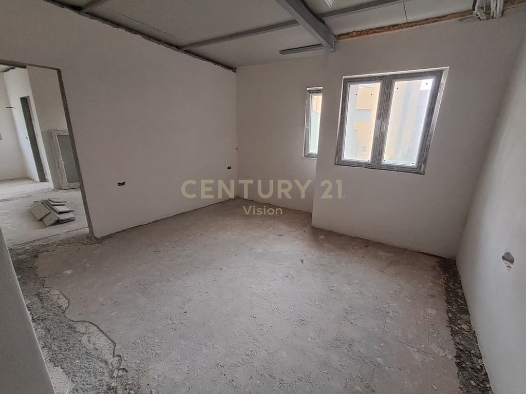 Apartment 3+1+3 bathrooms For Sale near Pedonale, Shkodër 4