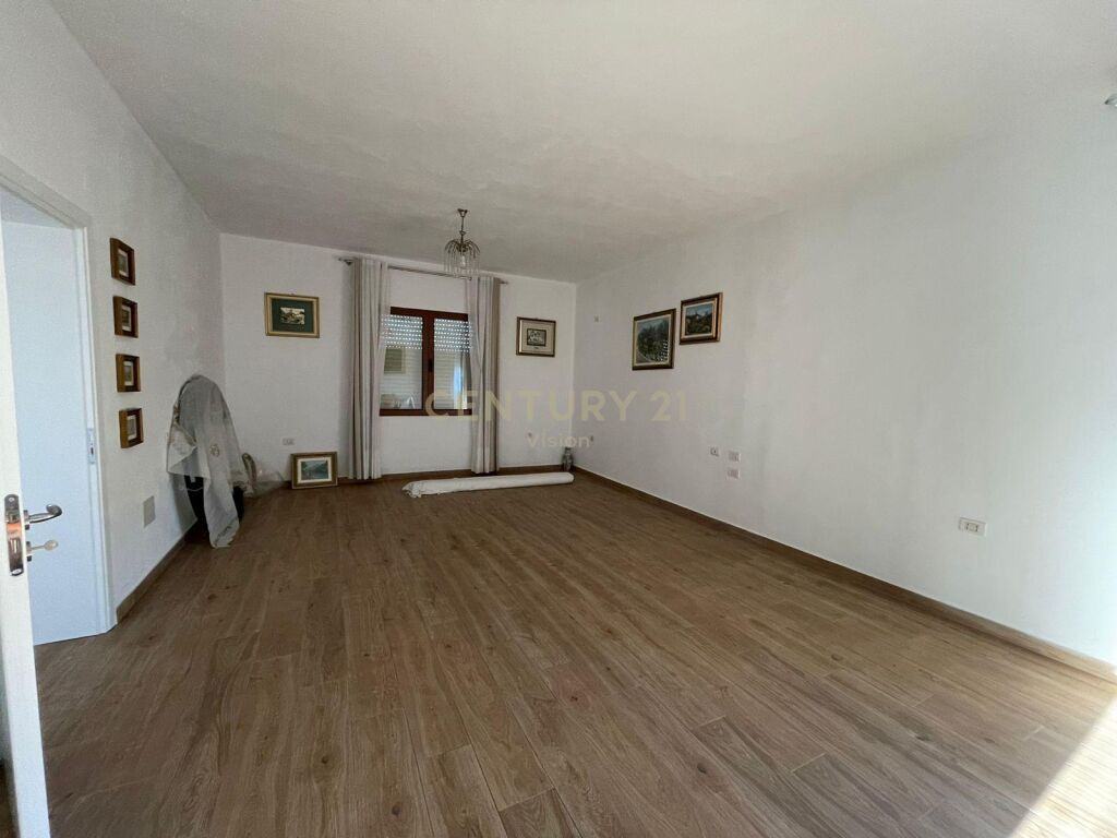 Villa for sale + 2000 m2 of land in Malesi te Madhe!! 4