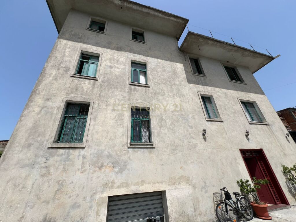 4-storey villa + land for sale in Skënderbeg 341 m2