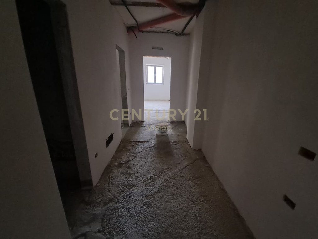Apartment 3+1+3 bathrooms For Sale near Pedonale, Shkodër 3