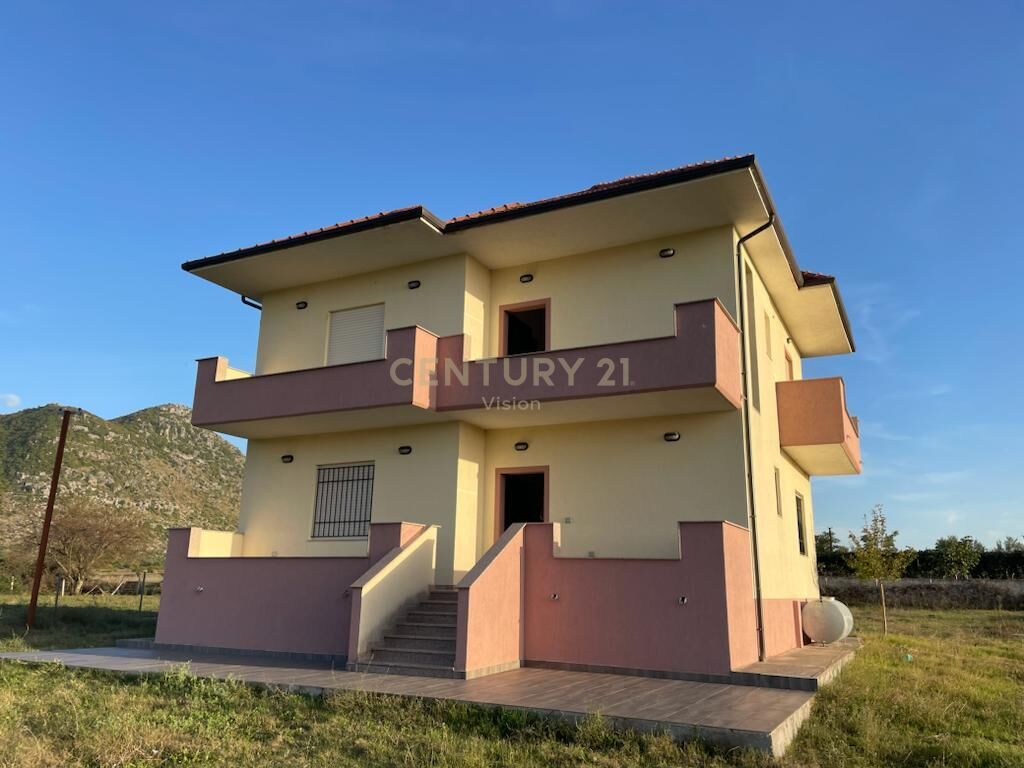 Villa for sale + 2000 m2 of land in Malesi te Madhe!!