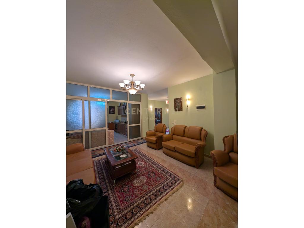 Apartment 2+2 living rooms + 2 bathrooms for sale in the center of Shkodra - 116 m² 2