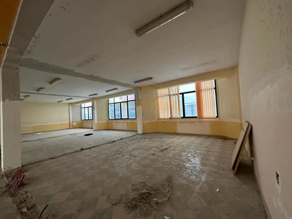 Shitet, Godinë Biznesi, Qendër, Vlorë. 3