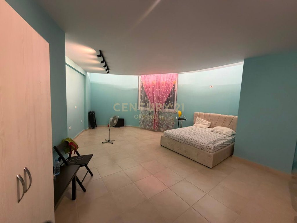 SHITET STUDIO NË KUNË, SHËNGJIN