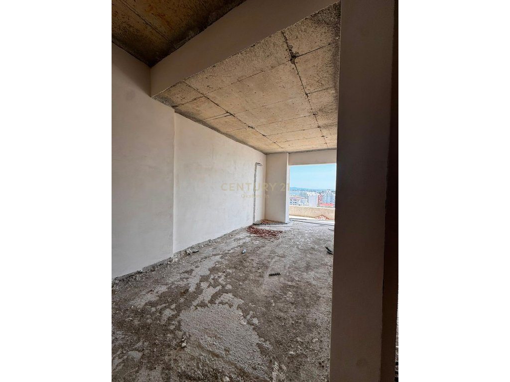 SHITET APARTAMENT 1+1 NË VIJË TË PARË ME PAMJE NGA DETI
