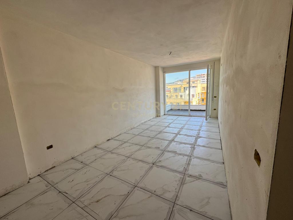 SHITET APARTAMENT 1+1 NË SHËNGJIN – ME PAMJE NGA DETI 4