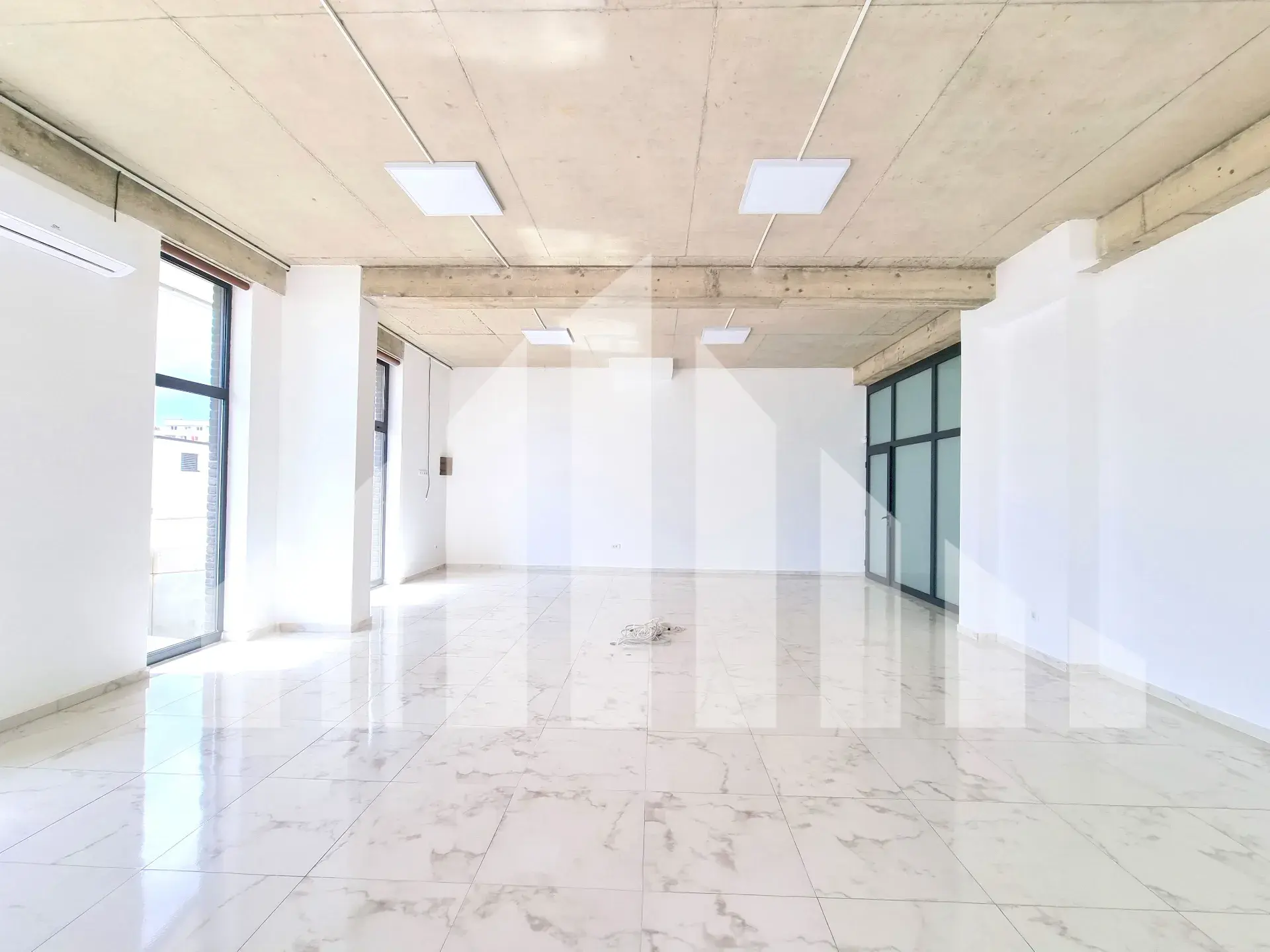 Lokal & Zyrë • 327m2 3