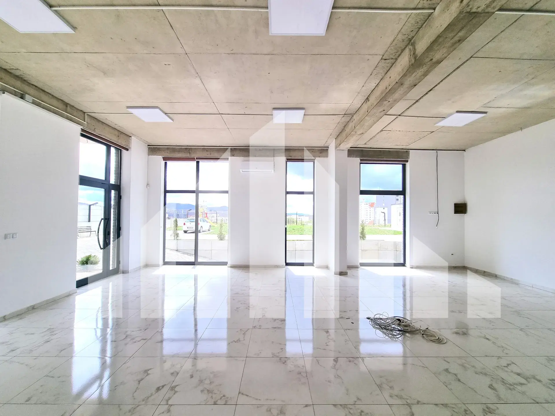Lokal & Zyrë • 327m2 4