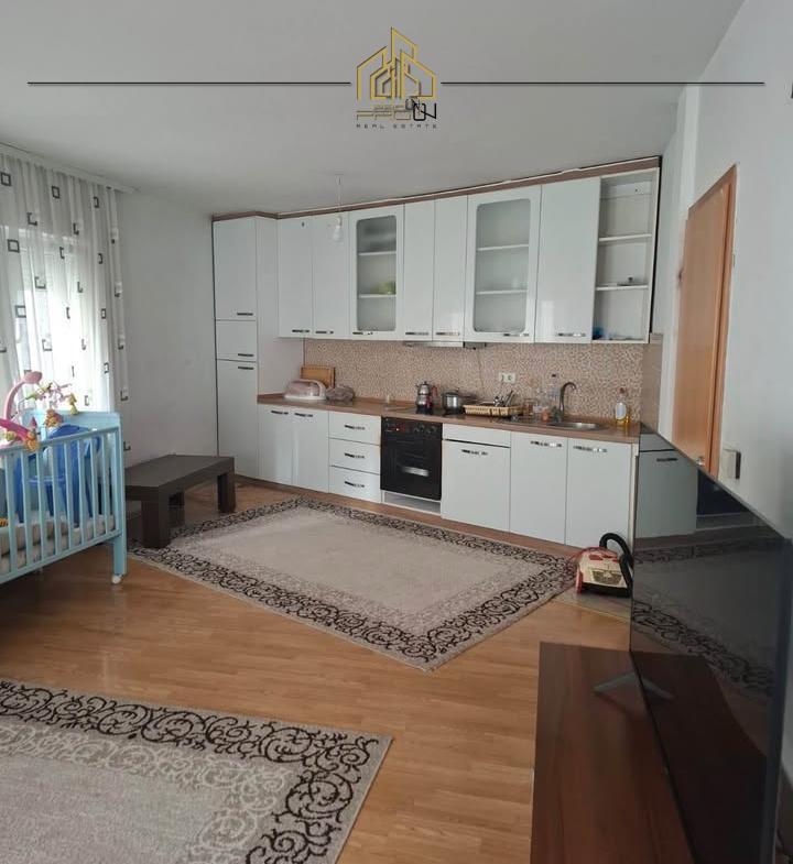 Kat shtëpie me qira – Qendër 3
