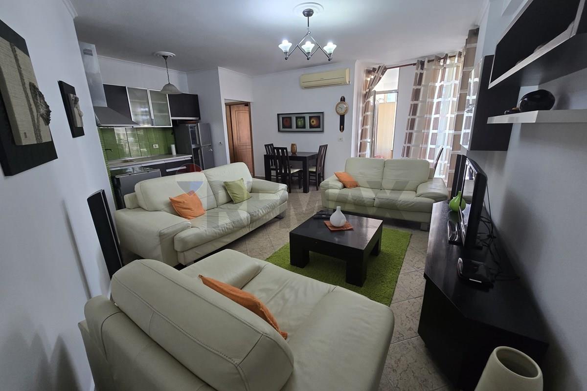 Apartament - Për Qira - Rruga e Barrikadave, Tiranë