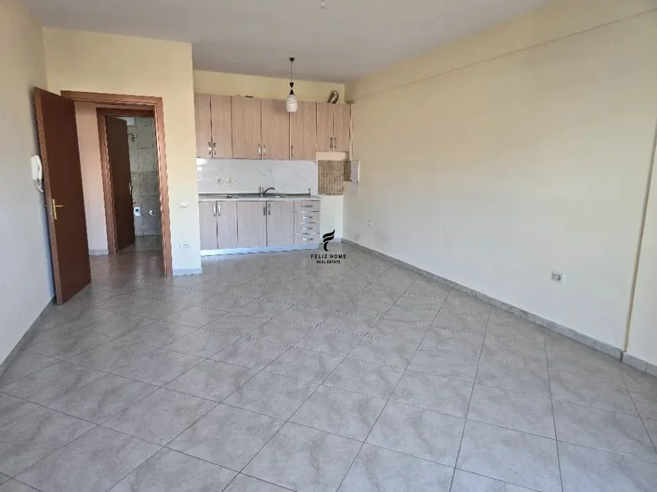 ZYRE ME QERA 120 M2 RRUGA BARDHYL 80.000 LEKE 2
