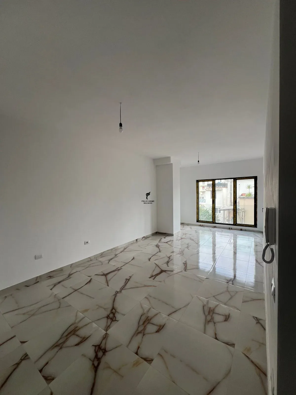 ZYRE ME QERA 76 M2 RRUGA E BARRIKADAVE 70.000 LEKE 1