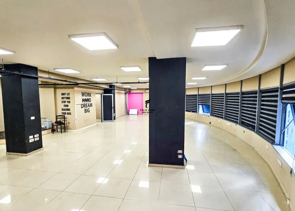ZYRE ME QERA 300 M2 RRUGA E DIBRES 2.600 EURO