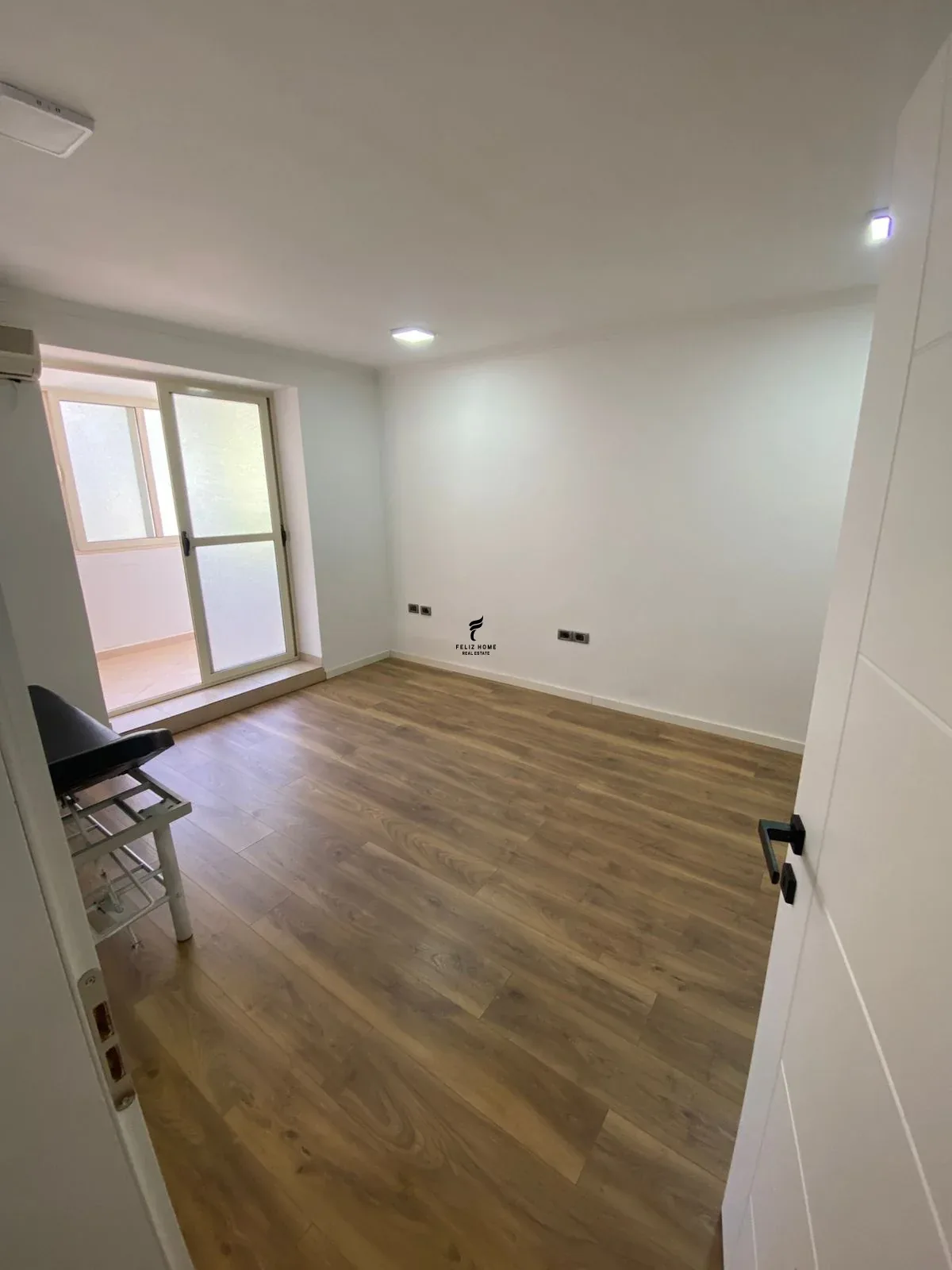 ZYRE ME QERA 80 M2 RRUGA E KAVAJES 800 EURO 2