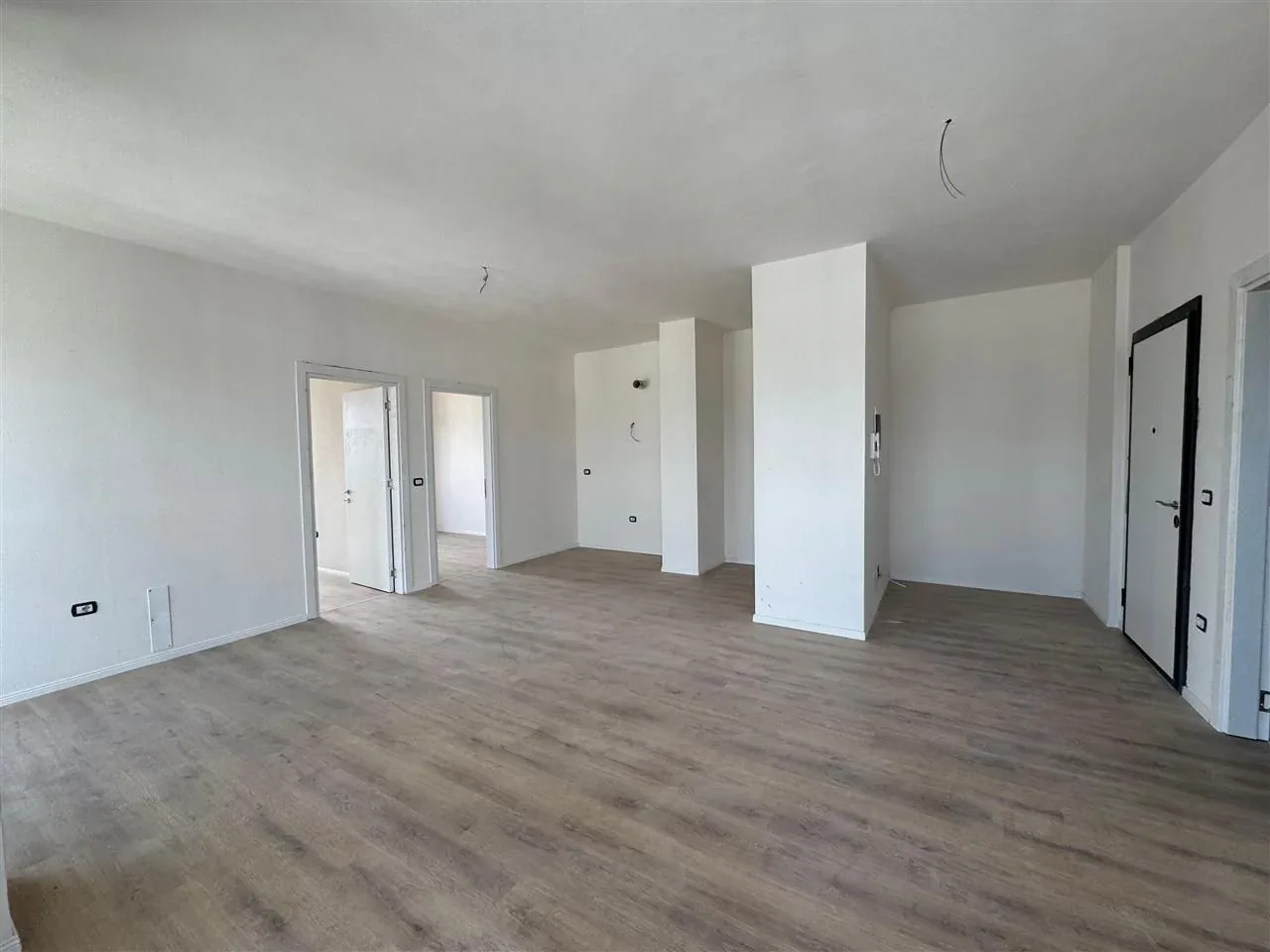 SHITET APARTAMENT 2+1 ISH FUSHA AVIACIONIT 180.000 EURO 2