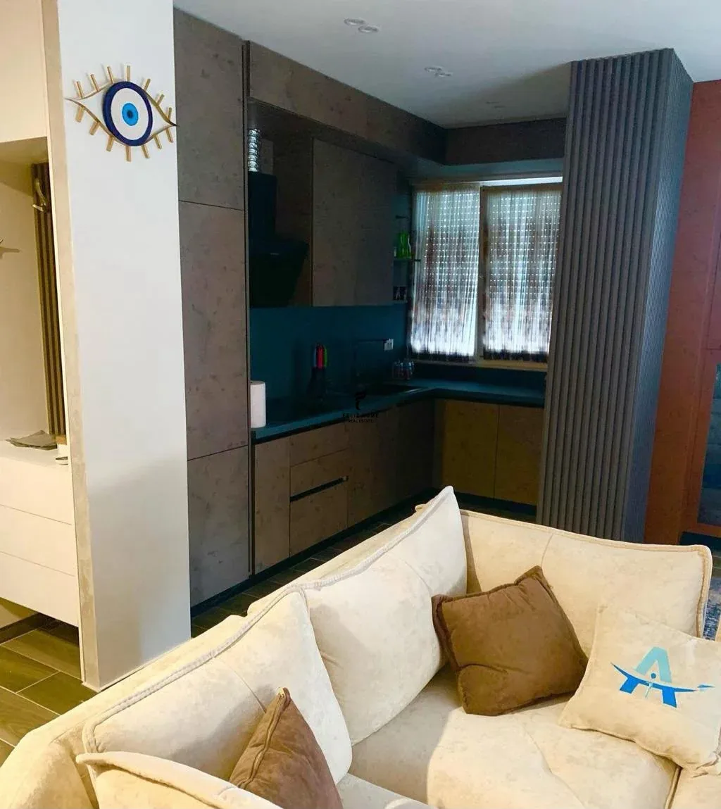 APARTAMENT ME QERA 3+1 RRUGA E DIBRES 100.000 LEKE 2