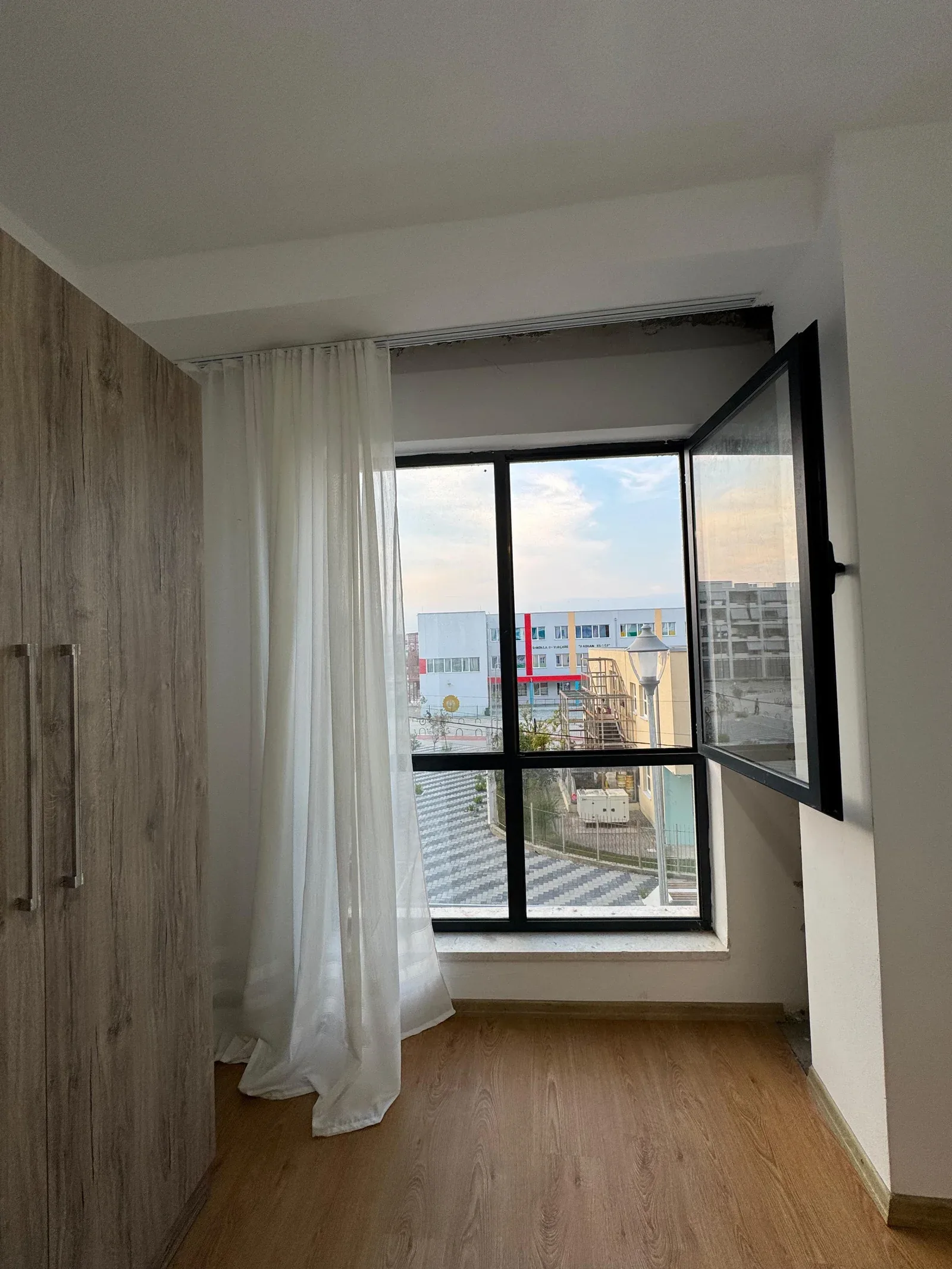 APARTAMENT ME QERA 3+1 5 MAJI 50.000 LEKE 2