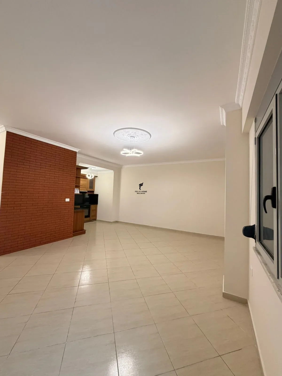 ZYRE ME QERA 130 M2 RRUGA E DIBRES 130.000 LEKE 2