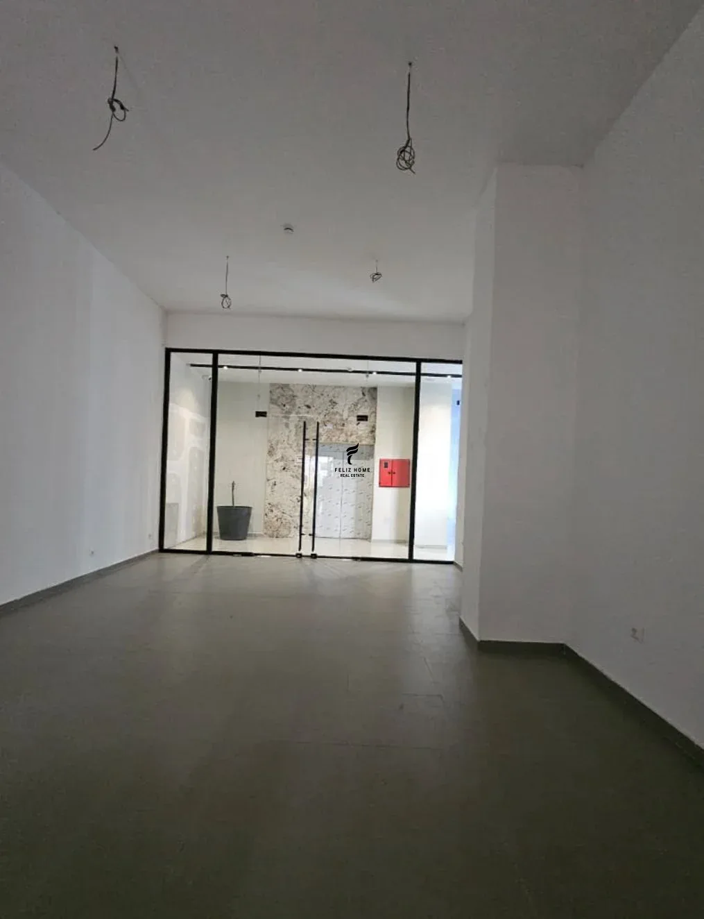ZYRE ME QERA 62 M2 RRUGA E KAVAJES 120.000 LEKE