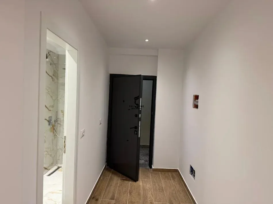 ZYRE ME QERA 61 M2 BULEVARDI I RI 750 EURO 3