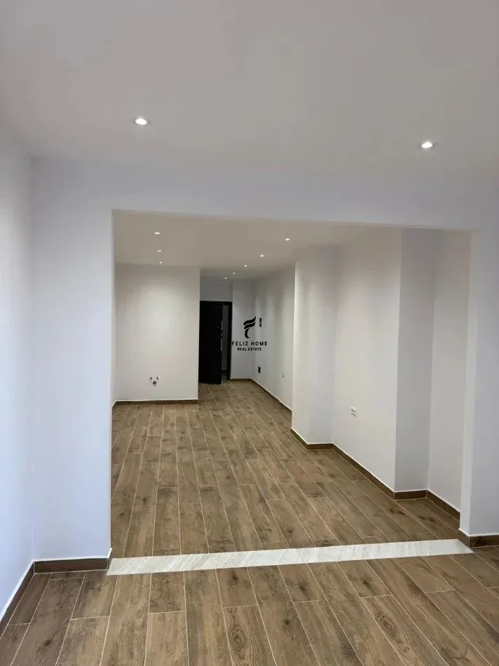 ZYRE ME QERA 61 M2 BULEVARDI I RI 750 EURO