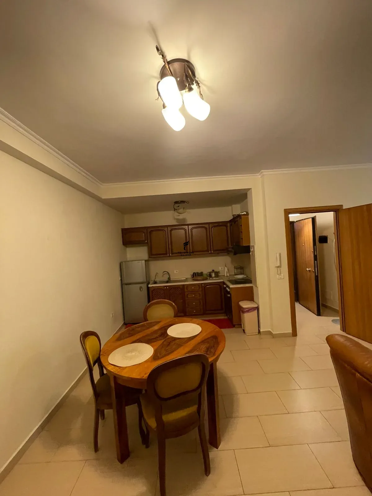 APARTAMENT ME QERA 2+1 PAZARI I RI 60.000 LEKE 2