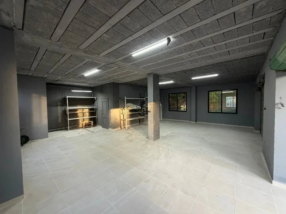 MAGAZINE ME QERA 120 M2 LAPRAKE 75.000 LEKE 2