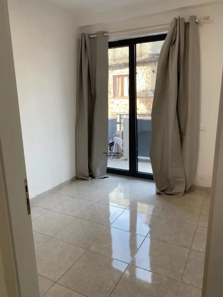 ZYRE ME QERA 85 M2 PAZARI I RI 80.000 LEKE