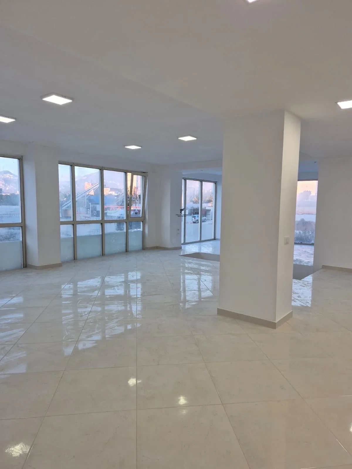 ZYRE ME QERA 260 M2 BULEVARDI RI 2600 EURO