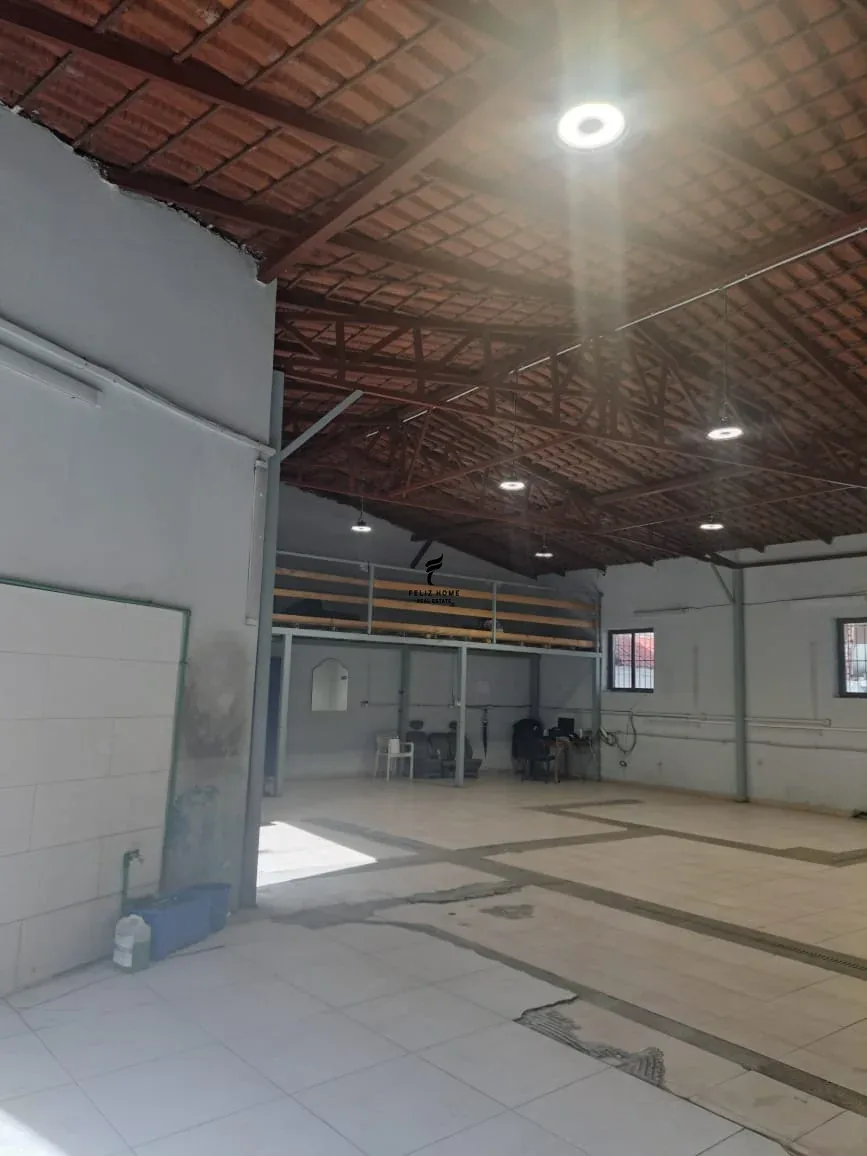 MAGAZINE ME QERA 200 M2 PAZARI RI 200.000 LEKE 3