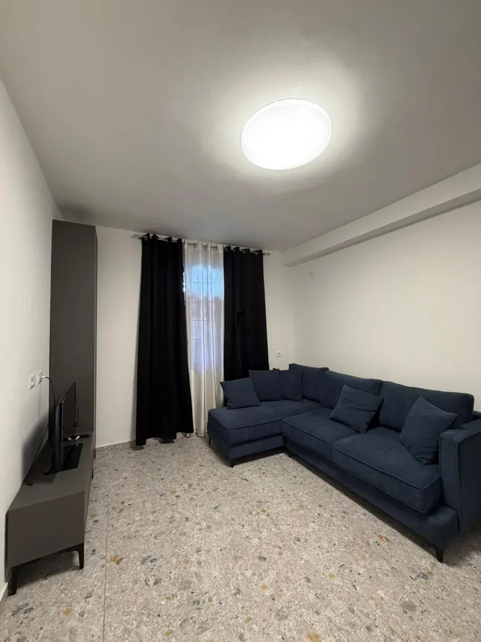 APARTAMENT ME QERA 1+1 STACIONI I TRENIT 45.000 LEKE