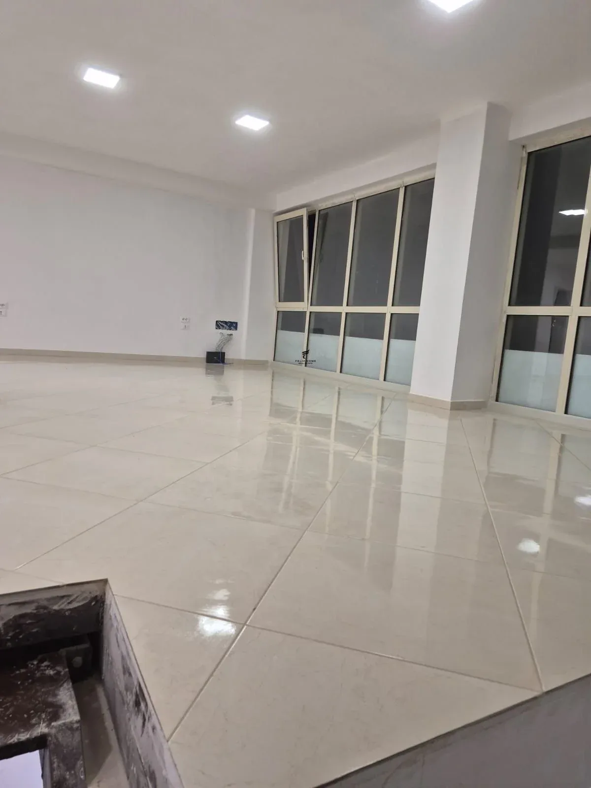 ZYRE ME QERA 260 M2 BULEVARDI RI 2600 EURO 2