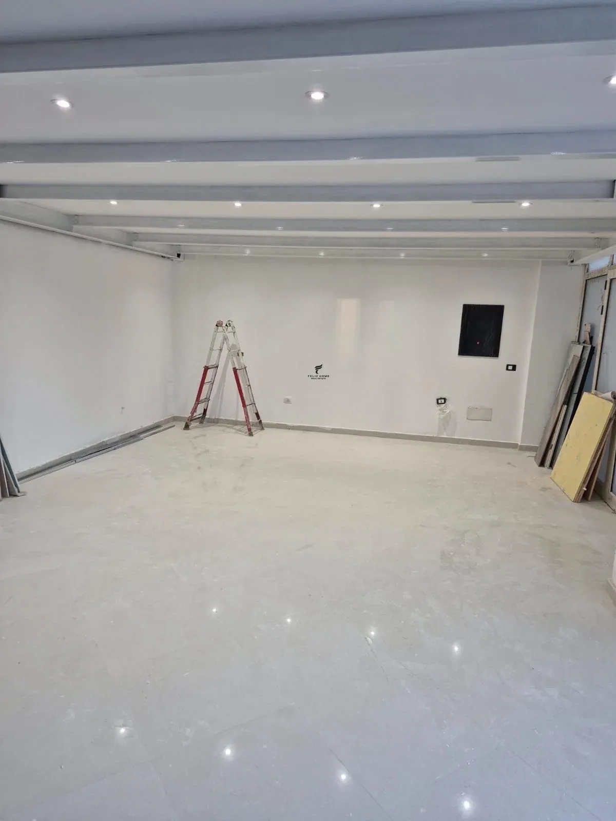 ZYRE ME QERA 260 M2 BULEVARDI RI 2600 EURO 4
