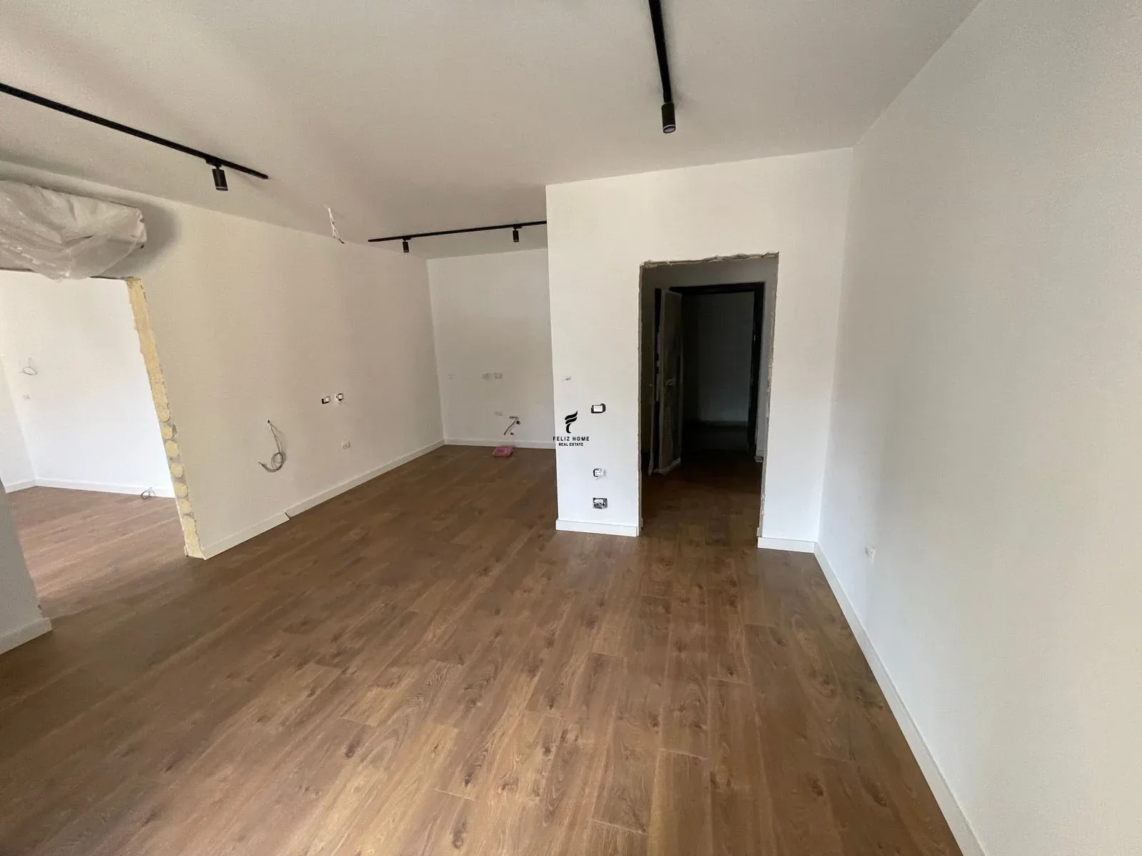 ZYRE ME QERA 67 M2 AIR ALBANIA 1.000 EURO 3